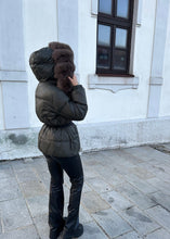 Načítať obrázok do zobrazovača galérie, Dámska páperová bunda “AMIA” Dámska bunda s pravou kožušinou Topkožuchy.sk