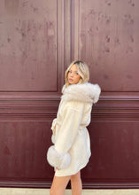 Načítať obrázok do zobrazovača galérie, Exkluzívny kabátik s použitím kašmíru s pravou kožušinkou z líšky "BELLA" Dámsky kabát s pravou kožušinou Topkozuchy.sk