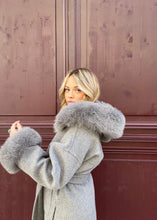 Načítať obrázok do zobrazovača galérie, Exkluzívny kabátik s použitím kašmíru s pravou kožušinkou z líšky "BELLA" Dámsky kabát s pravou kožušinou Topkozuchy.sk