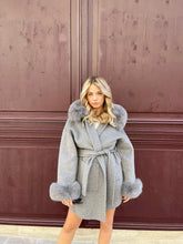 Načítať obrázok do zobrazovača galérie, Exkluzívny kabátik s použitím kašmíru s pravou kožušinkou z líšky "BELLA" Dámsky kabát s pravou kožušinou Topkozuchy.sk