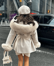 Načítať obrázok do zobrazovača galérie, Exkluzívny kabátik s použitím kašmíru s pravou kožušinkou z líšky "BELLA" Dámsky kabát s pravou kožušinou Topkozuchy.sk