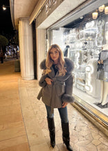 Načítať obrázok do zobrazovača galérie, Exkluzívny kabátik s použitím kašmíru s pravou kožušinkou z líšky "BELLA" Dámsky kabát s pravou kožušinou Topkozuchy.sk