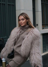 Načítať obrázok do zobrazovača galérie, Mongolský krátky kožuch “CLOE” damsky mongolsky kožuch Topkozuchy.sk