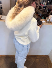 Načítať obrázok do zobrazovača galérie, Pletená kardigán na zips s kožušinovou kapucňou "LUMIA" Topkozuchy.sk