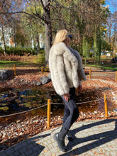 Načítať obrázok do zobrazovača galérie, Dámsky luxusný pravý kožuch z líšky s golierom HERMS Clothing Topkozuchy.sk