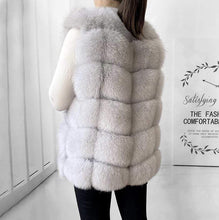 Načítať obrázok do zobrazovača galérie, Dámska kožušinová vesta z polárnej líšky AVRIL Pravá kožušinová vesta Topkozuchy.sk