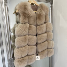 Načítať obrázok do zobrazovača galérie, Dámska kožušinová vesta z polárnej líšky AVRIL Pravá kožušinová vesta Topkozuchy.sk