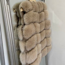 Načítať obrázok do zobrazovača galérie, Dámska kožušinová vesta z polárnej líšky AVRIL Pravá kožušinová vesta Topkozuchy.sk