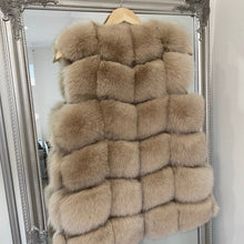 Načítať obrázok do zobrazovača galérie, Dámska kožušinová vesta z polárnej líšky AVRIL Pravá kožušinová vesta Topkozuchy.sk