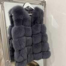 Načítať obrázok do zobrazovača galérie, Dámska kožušinová vesta z polárnej líšky AVRIL Pravá kožušinová vesta Topkozuchy.sk
