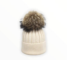 Načítať obrázok do zobrazovača galérie, Dámska zimná čiapka s pravou kožušinou z mývala "MOYA" Dámska/detská čiapka Topkozuchy.sk
