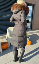 Načítať obrázok do zobrazovača galérie, Dámska páperová zimná bunda s bohatým golierom “OSLO” Damska dlha paperova bunda Topkozuchy.sk
