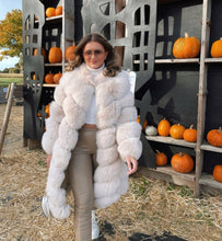 Načítať obrázok do zobrazovača galérie, Dámsky luxusný pravý kožuch “REVOLUTION” Dámsky luxusný pravý kožuch Topkozuchy.sk
