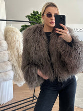 Načítať obrázok do zobrazovača galérie, Dámsky mongolský pravý kožuch “CAVALY” Dámsky luxusný pravý kožuch Topkozuchy.sk
