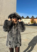 Načítať obrázok do zobrazovača galérie, Dámsky pravý kožuch s kapucňou &quot;KATE&quot; Dámsky pravy kožuch z lišky Topkožuchy.sk

