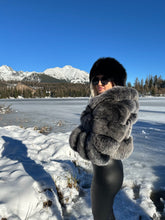 Načítať obrázok do zobrazovača galérie, Dámsky hustý luxusný pravý kožuch  s kapucňou “ROMY” Dámsky pravý krátky kožuch Topkozuchy.sk
