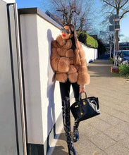 Načítať obrázok do zobrazovača galérie, Dámsky pravý kožuch z líšky s golierom TALY Clothing Topkozuchy.sk
