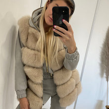 Načítať obrázok do zobrazovača galérie, Dámska kožušinová vesta z polárnej líšky AVRIL Pravá kožušinová vesta Topkozuchy.sk
